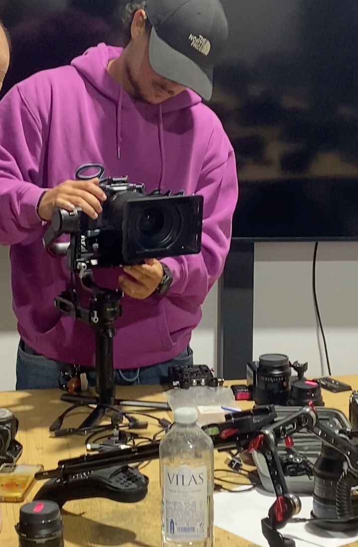 Estudiante de audiovisual trabajando con una cámara de cine en Cádiz