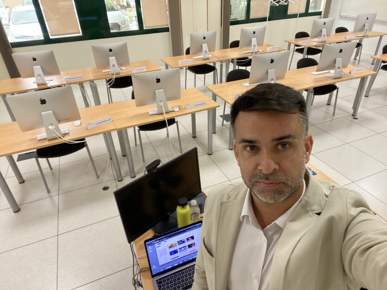 Aula de formación audiovisual en Cádiz con puestos de edición