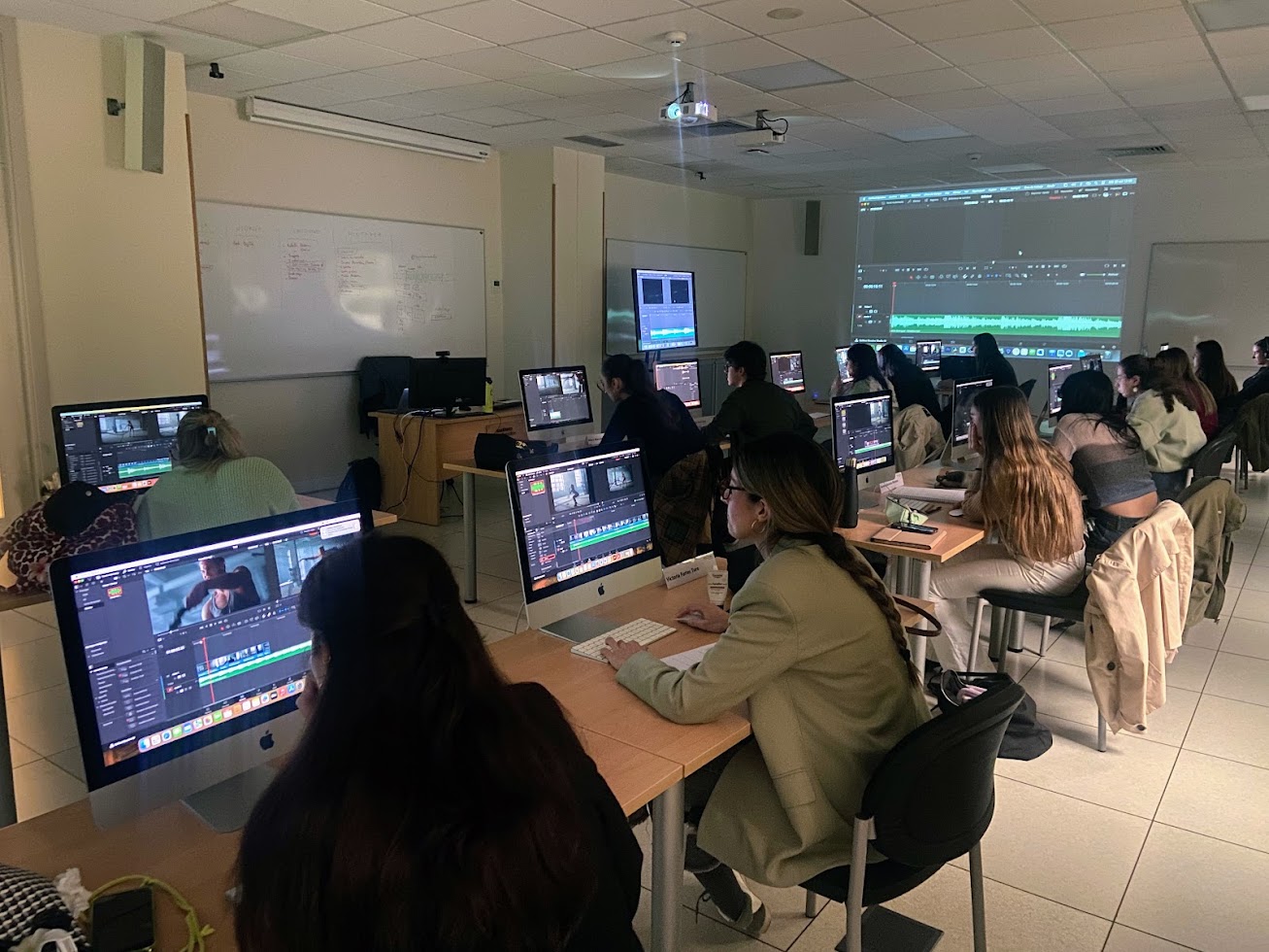 Alumnado de audiovisual editando vídeo en el aula en Cádiz
