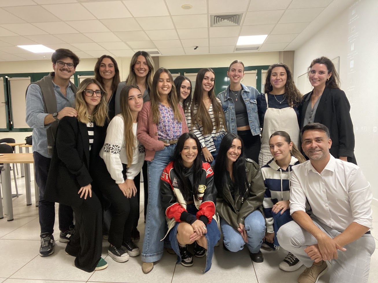 Alumnado de audiovisual trabajando en edición de vídeo en Cádiz