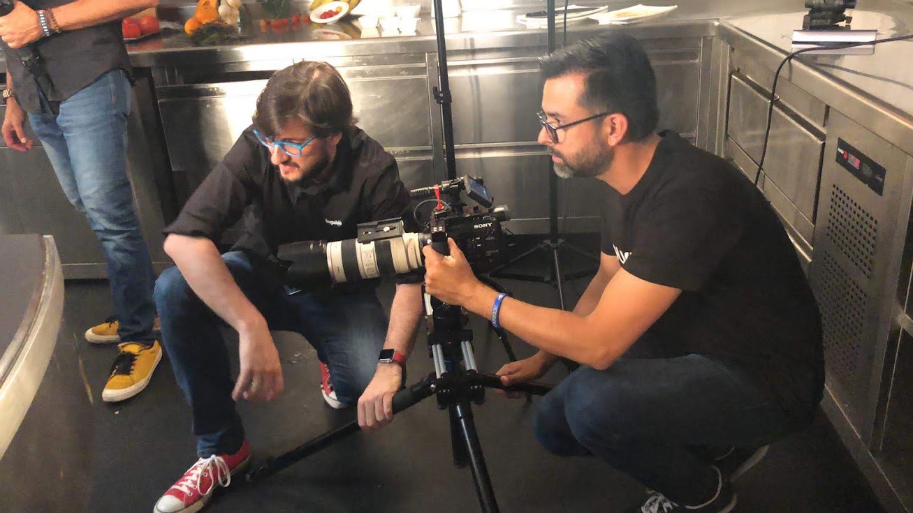 Antonio Morenilla trabajando como filmmaker con cámara profesional