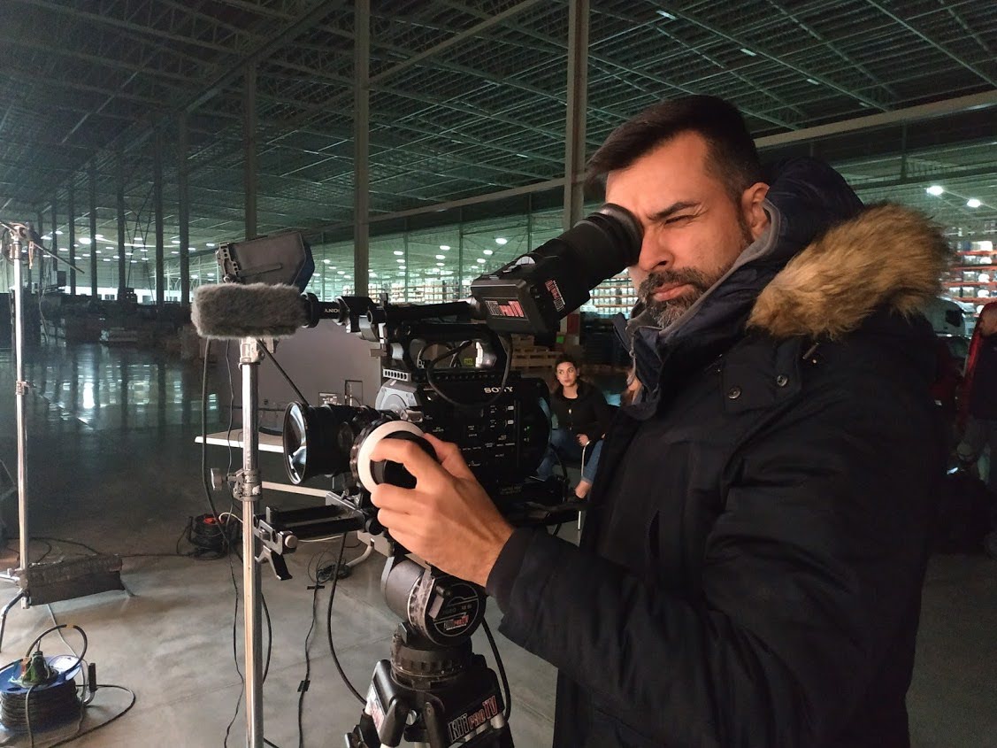 Antonio Morenilla como operador de cámara en una producción audiovisual