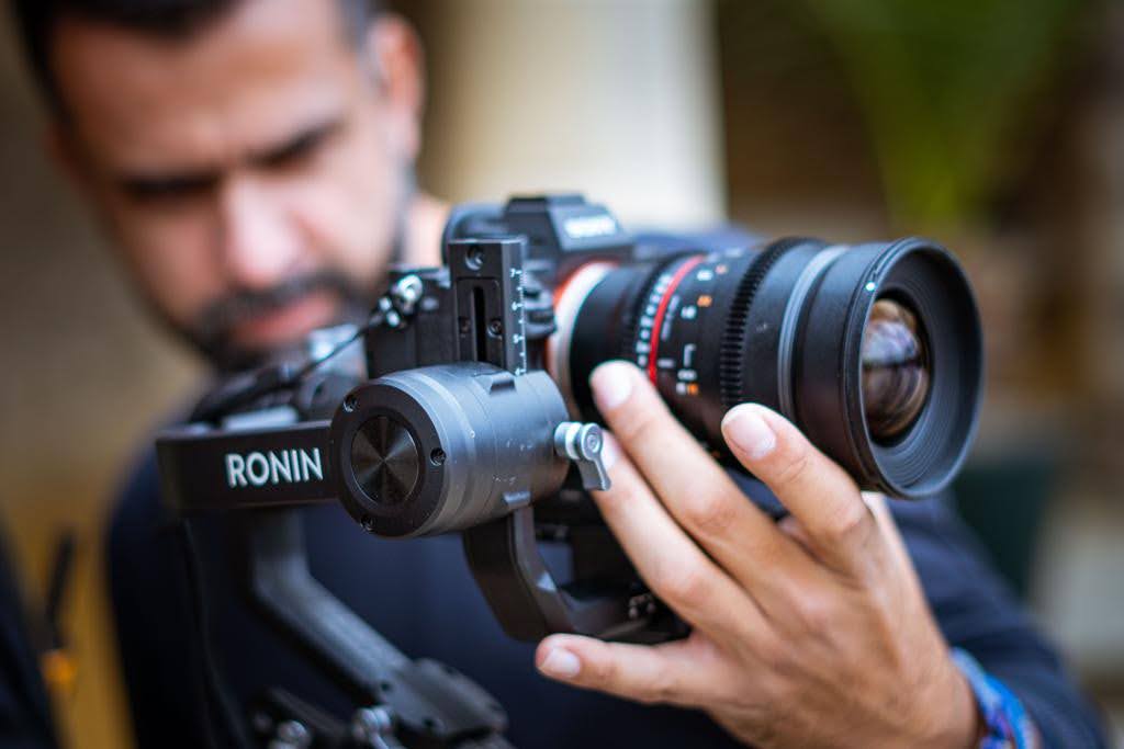 Antonio Morenilla grabando con cámara estabilizada