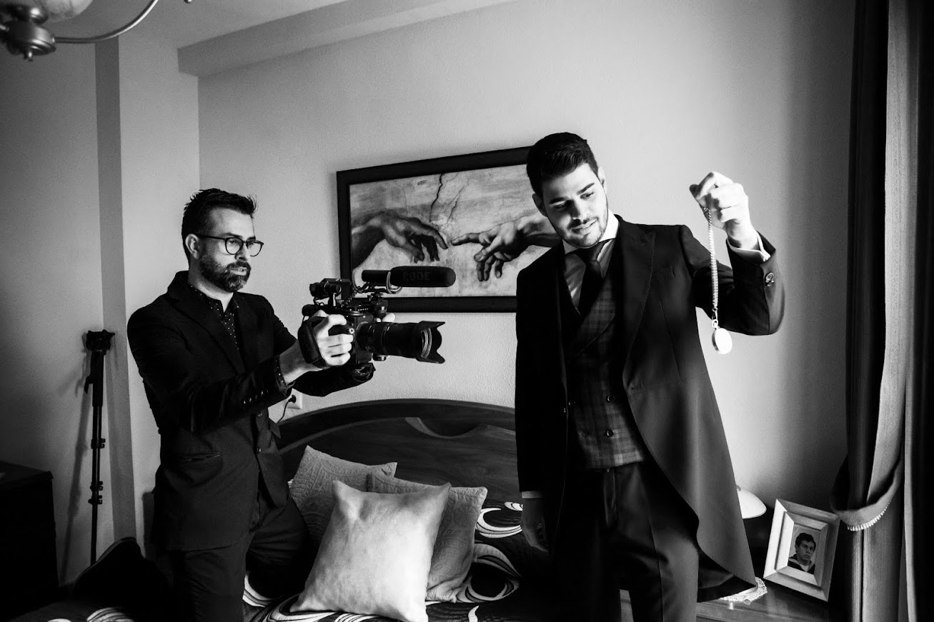 Antonio Morenilla grabando una boda con cámara profesional