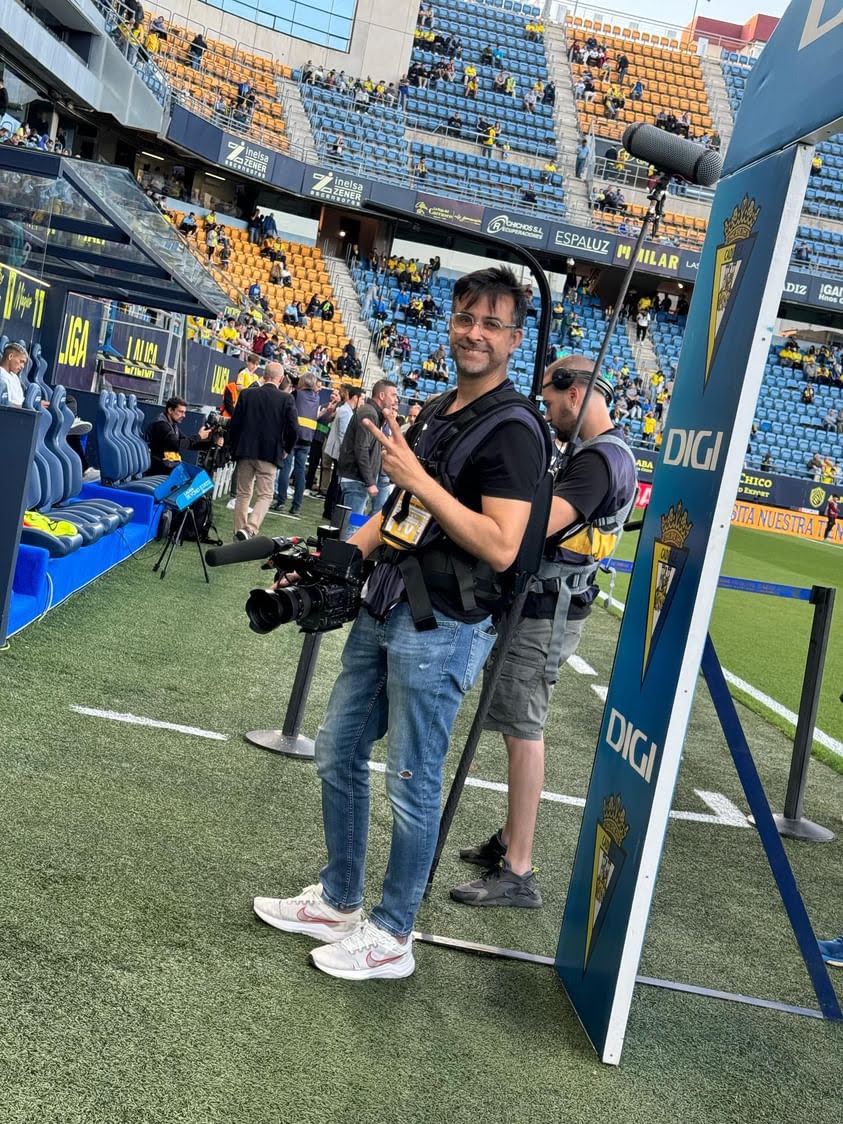 Antonio Morenilla trabajando como filmmaker en el estadio de Cádiz