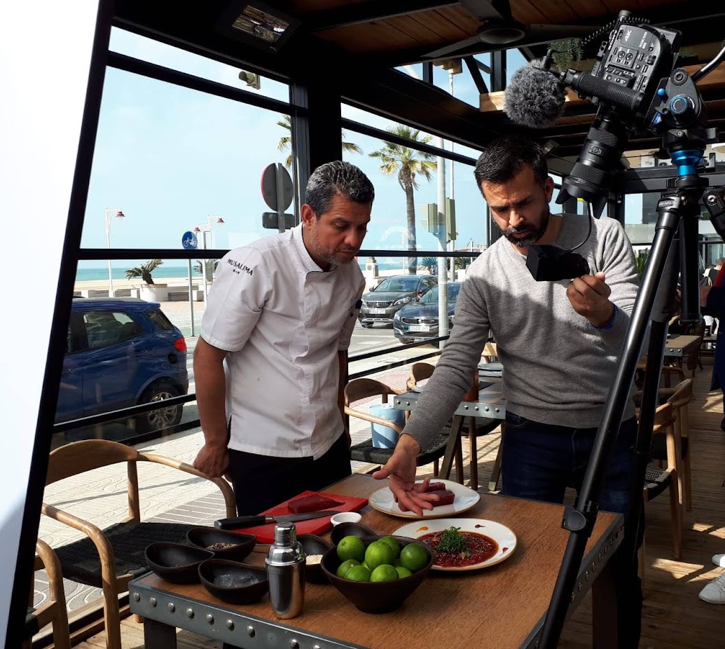 Antonio Morenilla preparando un plano gastronómico para Luz de Bahía.